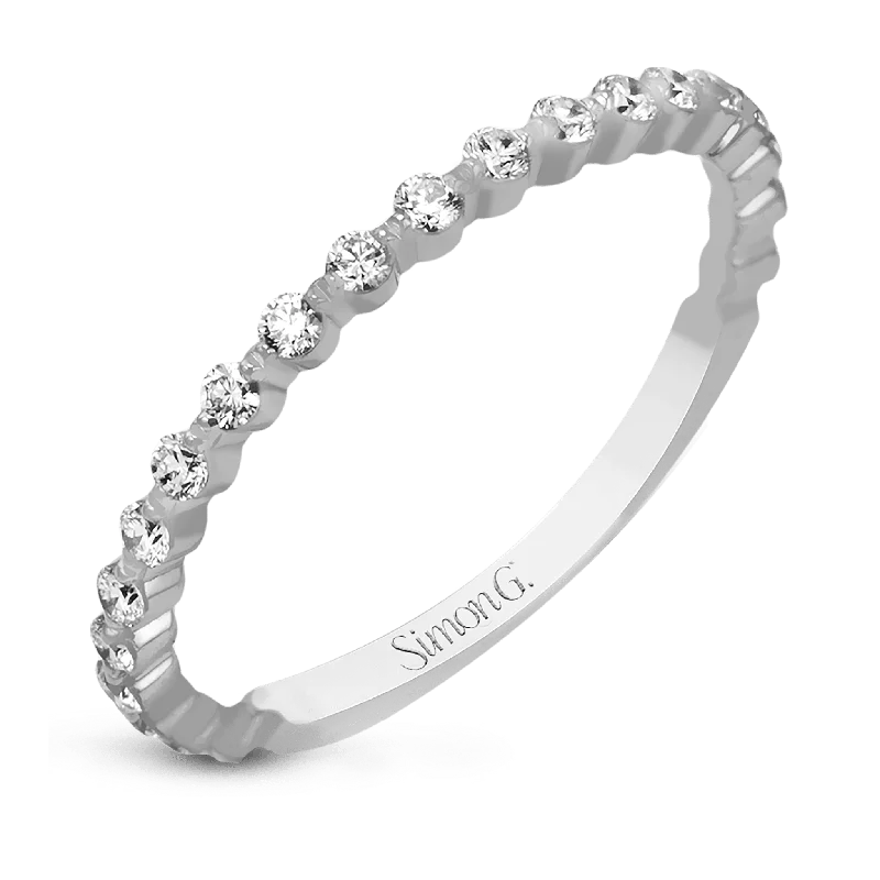 Romantic Heart-Shaped Jewelry For Special Gifts Fashion Ring In 18k Gold With Diamonds Romantic Heart-Shaped Jewelry For Special Gifts Fashion Ring In 18k Gold With Diamonds