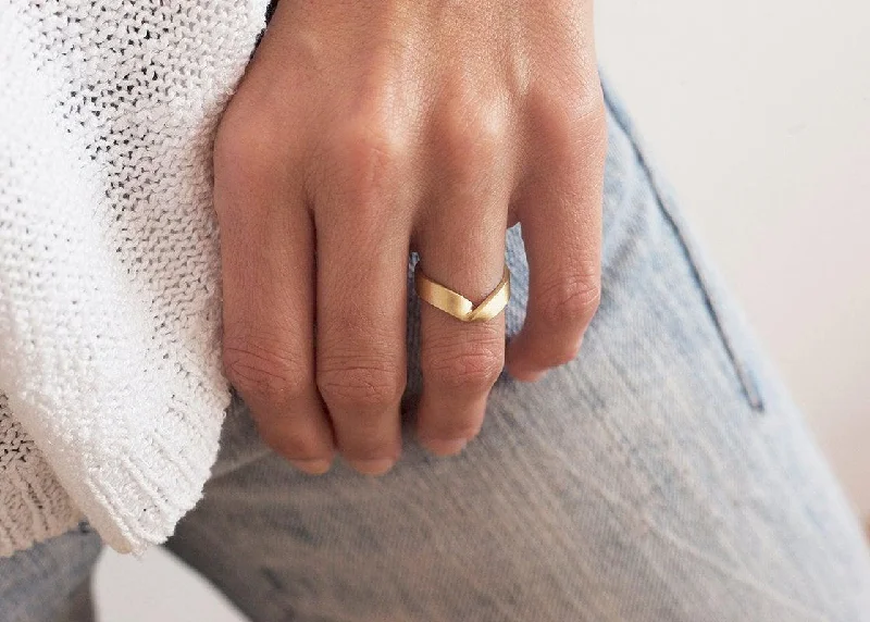 Exclusive Jewelry Offers – Shine For Less Robin Twisted Wedding Band