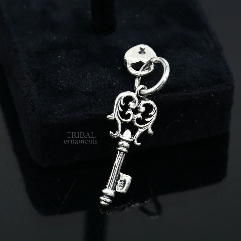 Grab Exquisite Jewelry At The Lowest Prices 925 sterling silver vintage style handmade key and lock pendant, amazing fancy stylish attractive pendant for boy's and girl's ssp1632 Grab Exquisite Jewelry At The Lowest Prices 925 sterling silver vintage style handmade key and lock pendant, amazing fancy stylish attractive pendant for boy's and girl's ssp1632